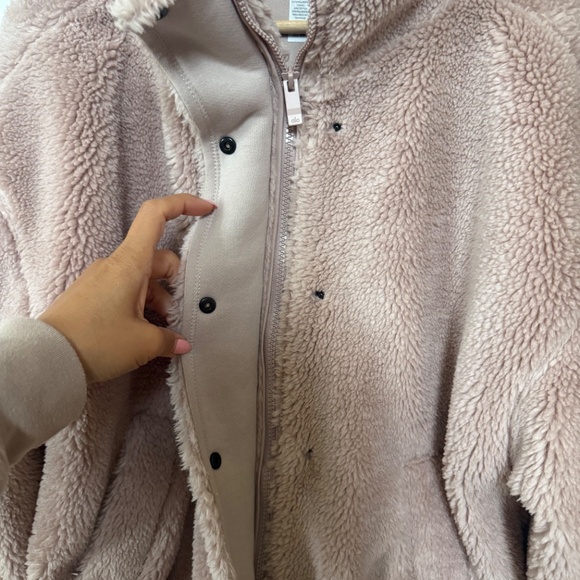 ALO Yoga Varsity Sherpa Small Jacket - Picture 2 of 8